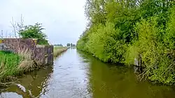 De landhoofden van de vroegere Marnelijn aan weerszijden van het kanaal
