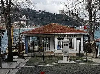 De pier van Kandilli met aan de overkant van het water het kasteel van Roemelië