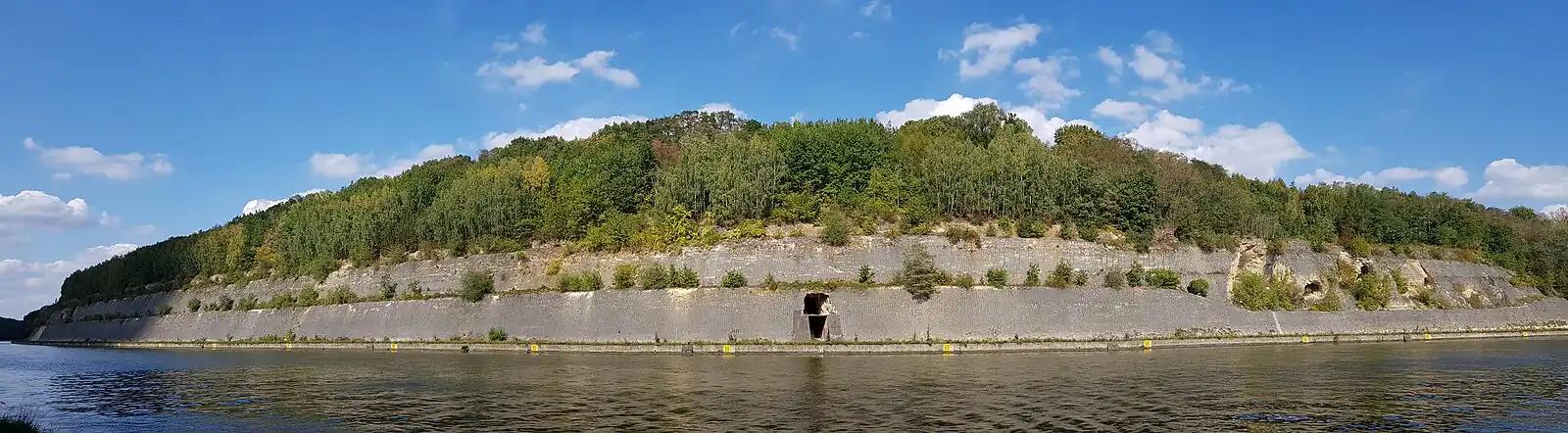 panorama van het Albertkanaal met in het midden de Groeve De Nieuwe Keel, naar rechts de Muizenberggroeve, links de Groeve De Keel