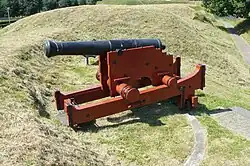 Kanon op affuit dat om een bevestigingspunt kan draaien