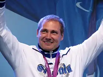 Gerd Kanter is blij met zijn bronzen medaille op de OS van 2012 in Londen.