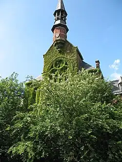 Zicht begroeide gevel.