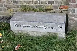 Rustbankje naast de kapel