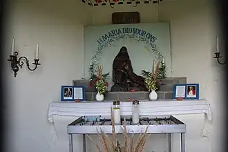 Interieur met piëta, vervaardigd uit eikenhouten balk van Hofje De Twaalf Apostelen