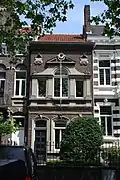 Woonhuis in eclectische stijl (palladio venster rondboog, zij 2 vensters recht en triomfboogvorm)