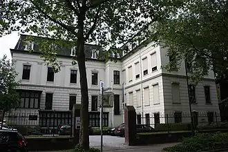 Volumineus kantoorpand, bescheiden ornamenten, dakvensters in stijl