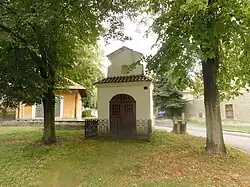 Heilige Drie-eenheidkapel op het dorpsplein