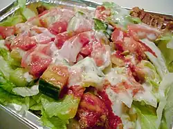 Detailopname van kapsalon met salade