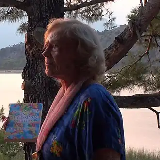 June Haimoff in het zeeschildpaddencentrum op het İztuzu-strand.