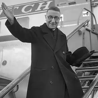 Kardinaal Giobbe neemt in 1958 op Schiphol na bijna 25 jaar afscheid van zijn diplomatieke post in Den Haag