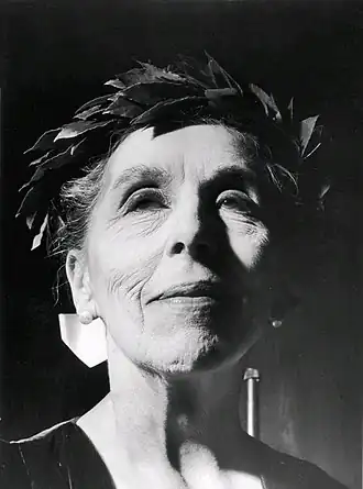 Deens schrijfster Karen Blixen met een lauwerkrans om (1952, bij het winnen van de 'De Gyldne Laurbær'-prijs)