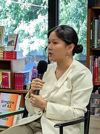 Karen Hao als spreker in Politics and Prose, een onafhankelijke boekhandel in Washington D.C..