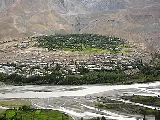 Kargil met op de voorgrond de rivier de Suru