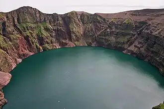 De krater van de vulkaan Kasatochi in 2004