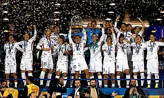 Ogasawara (met beker in de handen) in 2018 als speler van Kashima Antlers