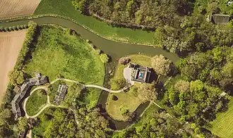 Kasteel Beverweerd ligt op een eiland in de Kromme Rijn.