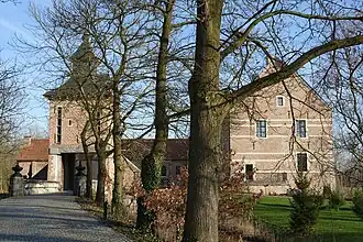 Oprijlaan ten westen van de slotgracht, omstreeks 2019.