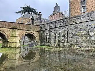 Brug bij hoofdingang