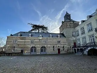 Binnenplaats met zuidvleugel