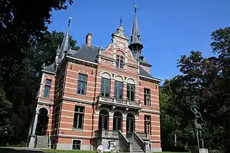 Vooraanzicht van het kasteel anno 2021