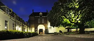 De binnenplaats in een zomerse nacht