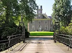 Voorzijde Oldenaller met brug en toegangshek