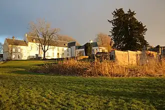 Egmontpark met Egmontkasteel, moerasgracht, walmuur, hemelboom, Ierse taxus en twee op stam gezette taxussen