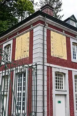 Dubbele zonnewijzer bij het kasteel van Leut[4]