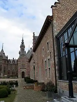 Het neerhof met rechts de oranjerie, het poorthuis en achteraan de hoge toren