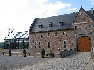 De zuidelijke gevel met oranjerie en poorthuis