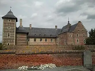 Het kasteel, gezien vanaf de naastgelegen begraafplaats
