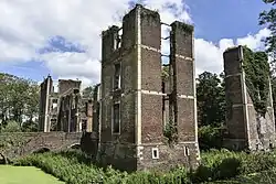 Kasteelruïne en slotbrug