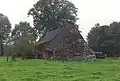 Hoeve met houten schuur