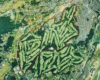 Luchtbeeld van de Kasumigaseki Country Club en de Tokyo Golf Club uit 1989