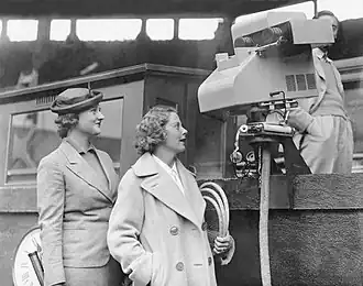 Katharine Winthrop en Alice Marble bij één van de twee televisiecamera’s op het Centre Court