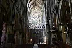 Achterzijde van het schip met roosvenster