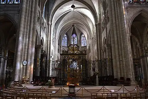 Het priesterkoor afgesloten door een smeedijzeren hek uit 1762