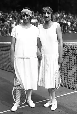 links McKane, rechts Suzanne Lenglen, 1925