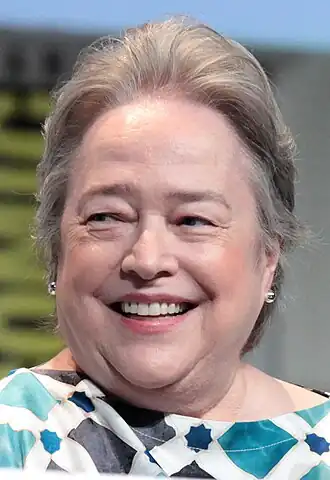 Bates tijdens de San Diego Comic-Con in 2015
