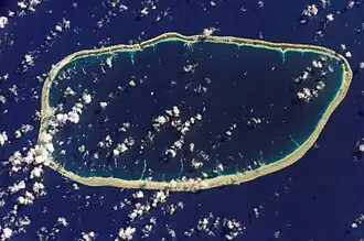 Satellietfoto van het atol Katiu.