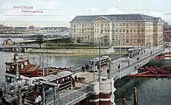 De Kattenburgerbrug met elektrische trams; circa 1906.