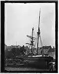 De Kattenburgervaart en de Scheepswerf E.J. Bok en Zonen, met zeilschip 'Svartvik'; foto van Jacob Olie (1895)