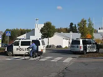 Politiewagens voor de school in Kauhajoki
