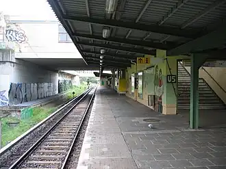 Perron met uitgang via een van de voetgangersbruggen