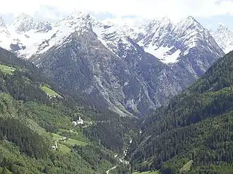 Blik vanaf Kaunerberg op de noordelijke Kaunergrat met de bedevaartskerk Kaltenbrunn