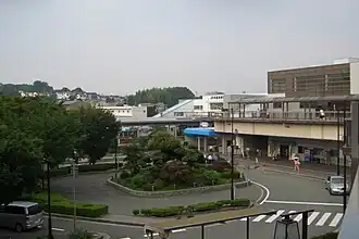 Het stationsgebouw met op de voorgrond het stationsplein.