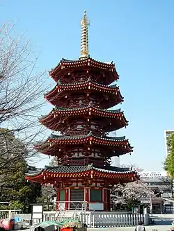 Achthoekige vijf-etages pagode (Restoration Pagoda) te Heiken-ji (Kawasaki Daishi) tempel.