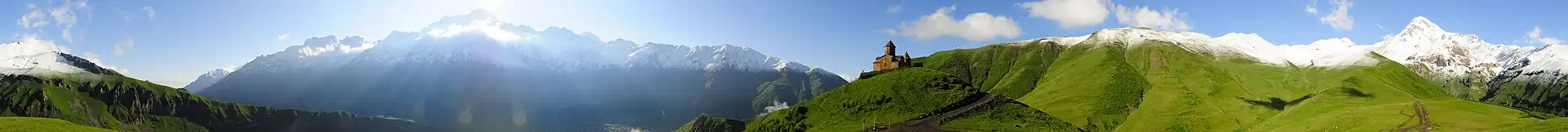 De Drievuldigheidskerk van Gergeti en de Kazbek