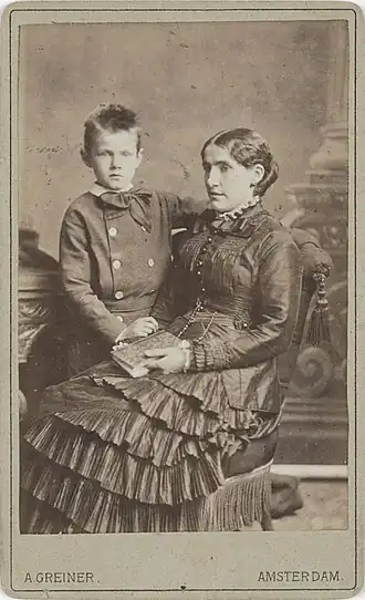 Carte-de-visite van Kee Vos Stricker met haar zoon, ca. 1879/1880