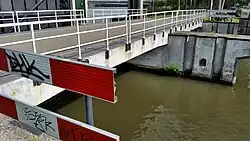 Uitsparingen in sluismuren voor houten balken (uiterst rechts) (augustus 2019)